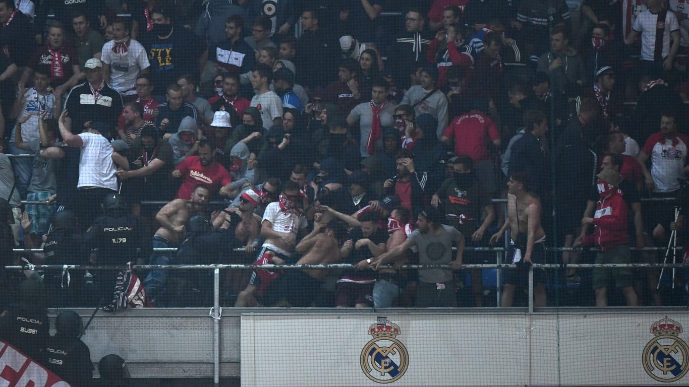 Harter Einsatz: Die Madrider Polizei prügelt auf Bayern-Fans ein.