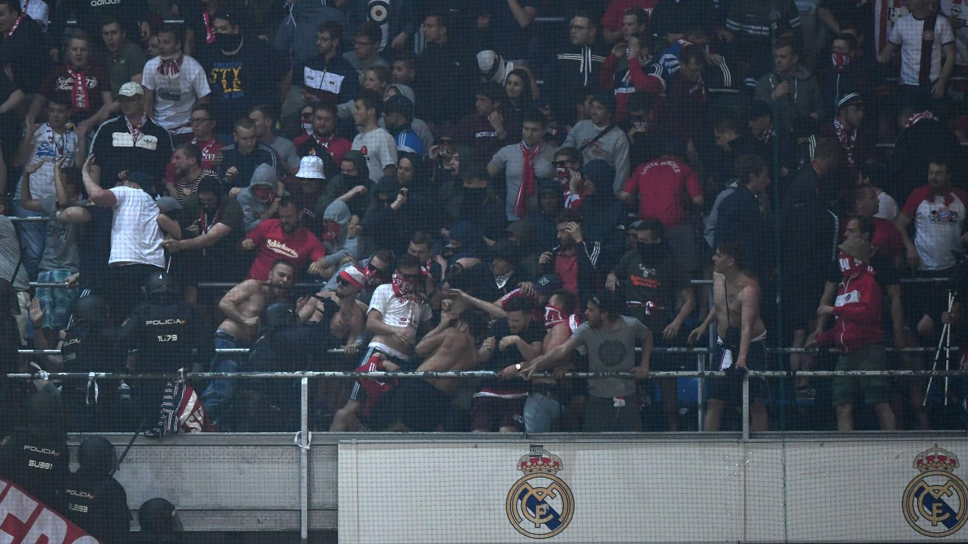 Harter Einsatz: Die Madrider Polizei prügelt auf Bayern-Fans ein.