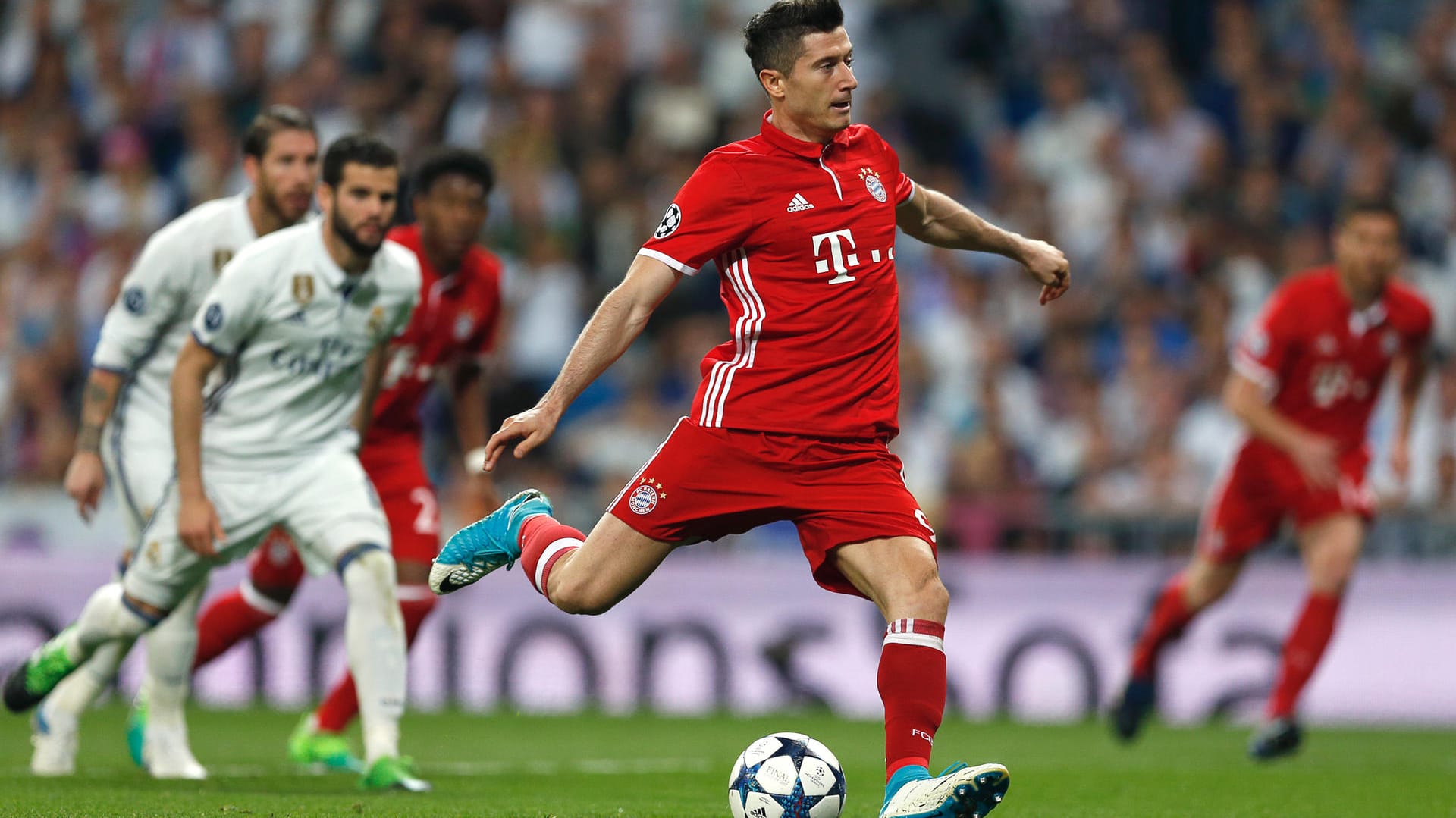 Perfekter Elfmeter: Robert Lewandowski schaut nur in Richtung Real-Tor, guckt sich Madrid Keeper Navas genau aus.