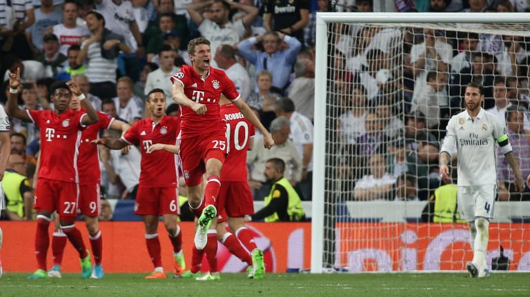 Thomas Müller hebt beim Jubeln ab. Die anderen Bayern-Spieler können ihr Glück noch nicht fassen. Eigentorschütze Sergio Ramos (r.) ist bedient.