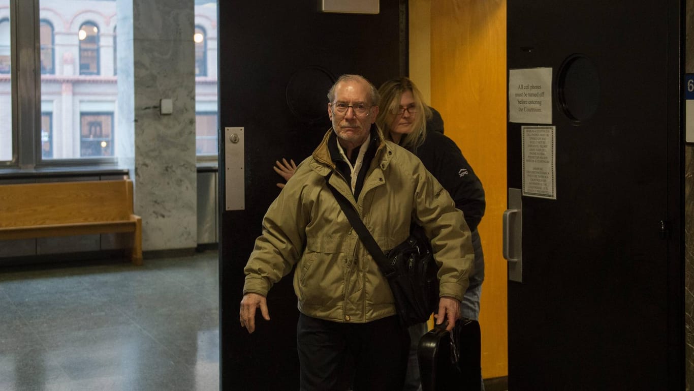 Nach der Urteilsverkündung: Etans Eltern verlassen das Gericht.