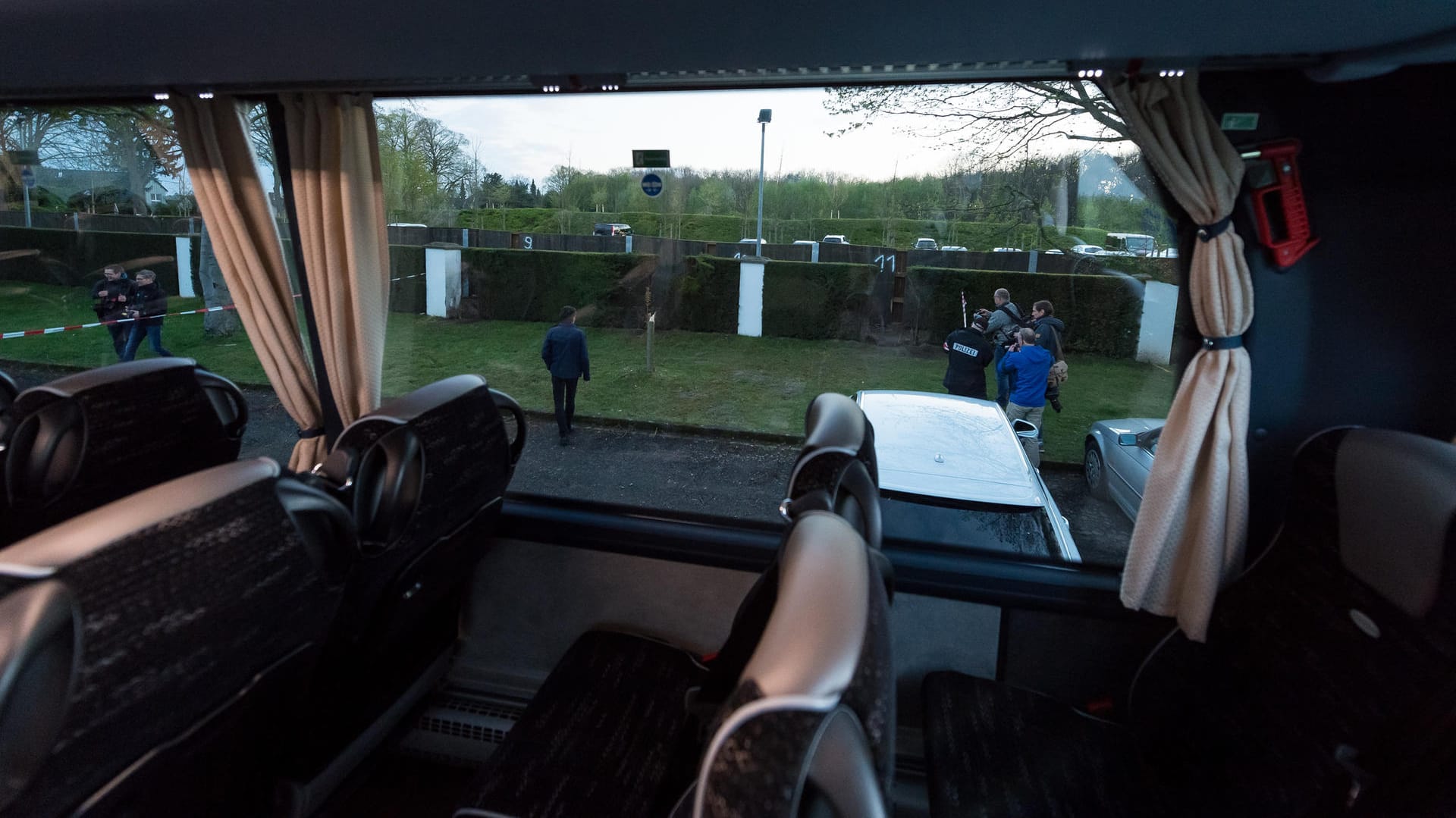 Ein Blick aus dem Ersatzbus für die polizeiliche Rekonstruktion auf den Anschlagsort. Ein Blick aus dem Ersatzbus für die polizeiliche Rekonstruktion auf den Anschlagsort.