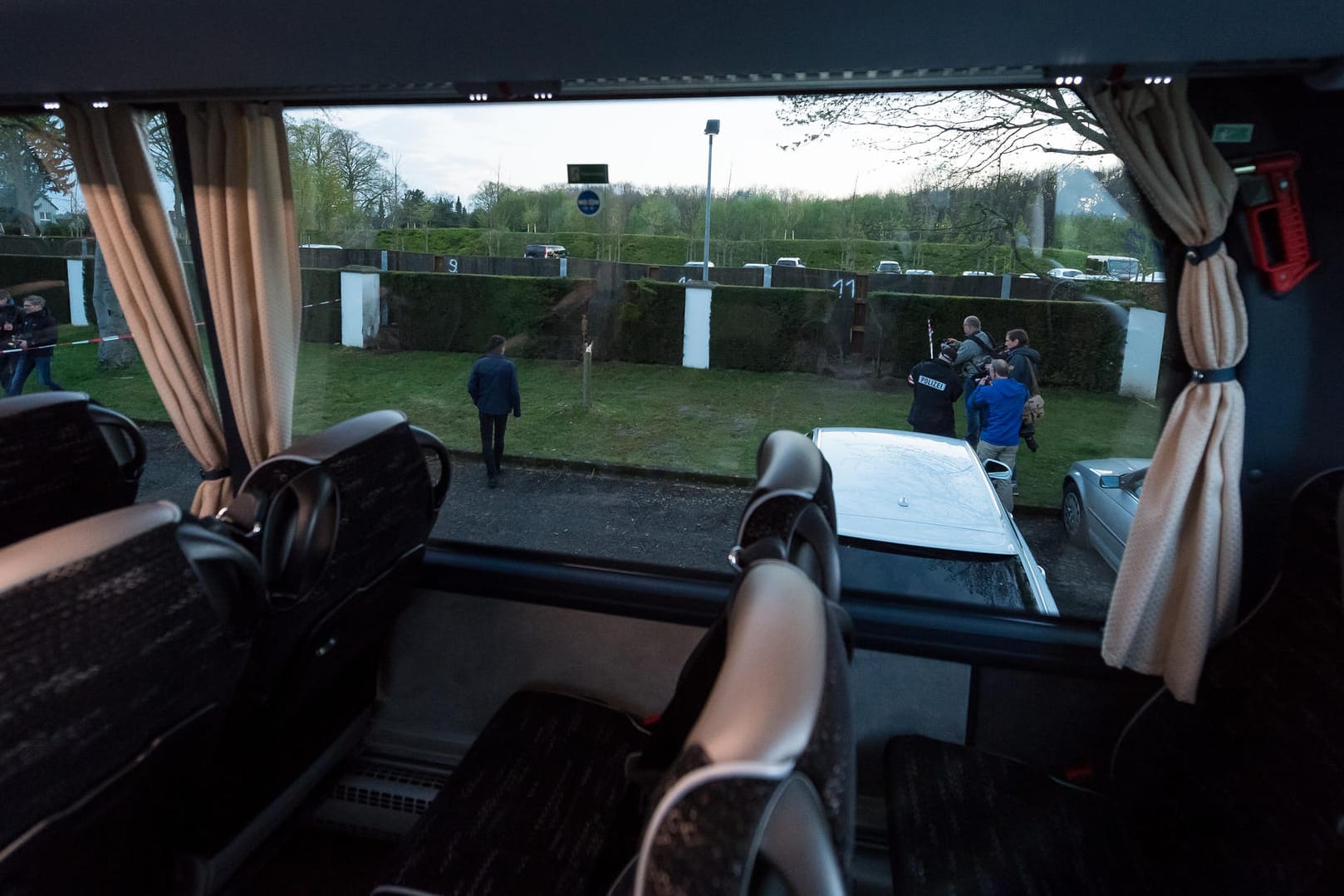 Ein Blick aus dem Ersatzbus für die polizeiliche Rekonstruktion auf den Anschlagsort.
