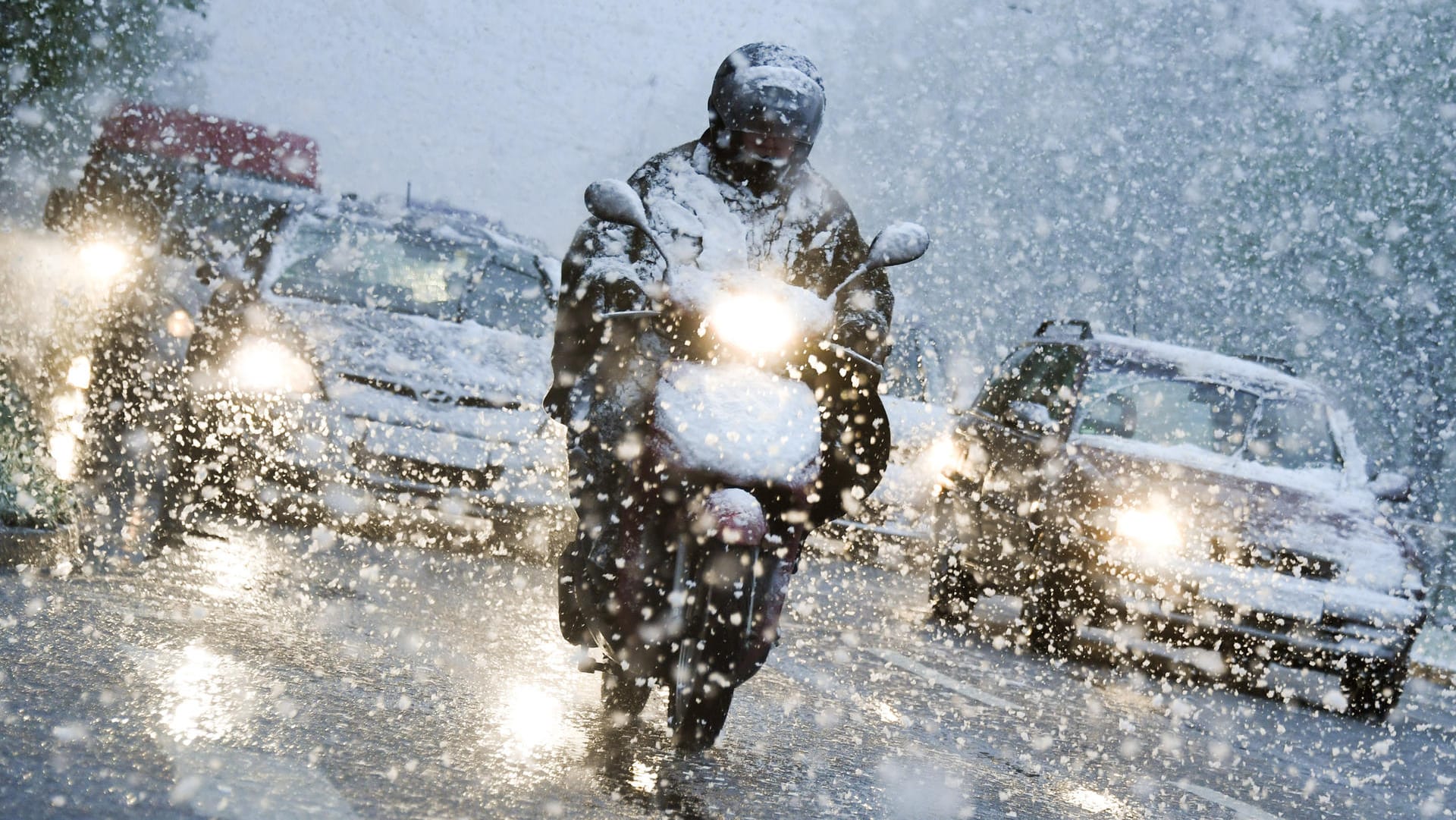 Überraschender Wintereinbruch in Bayern sorgt für Verkehrschaos.