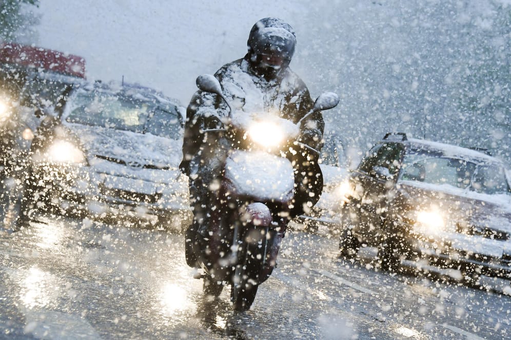 Überraschender Wintereinbruch in Bayern sorgt für Verkehrschaos.