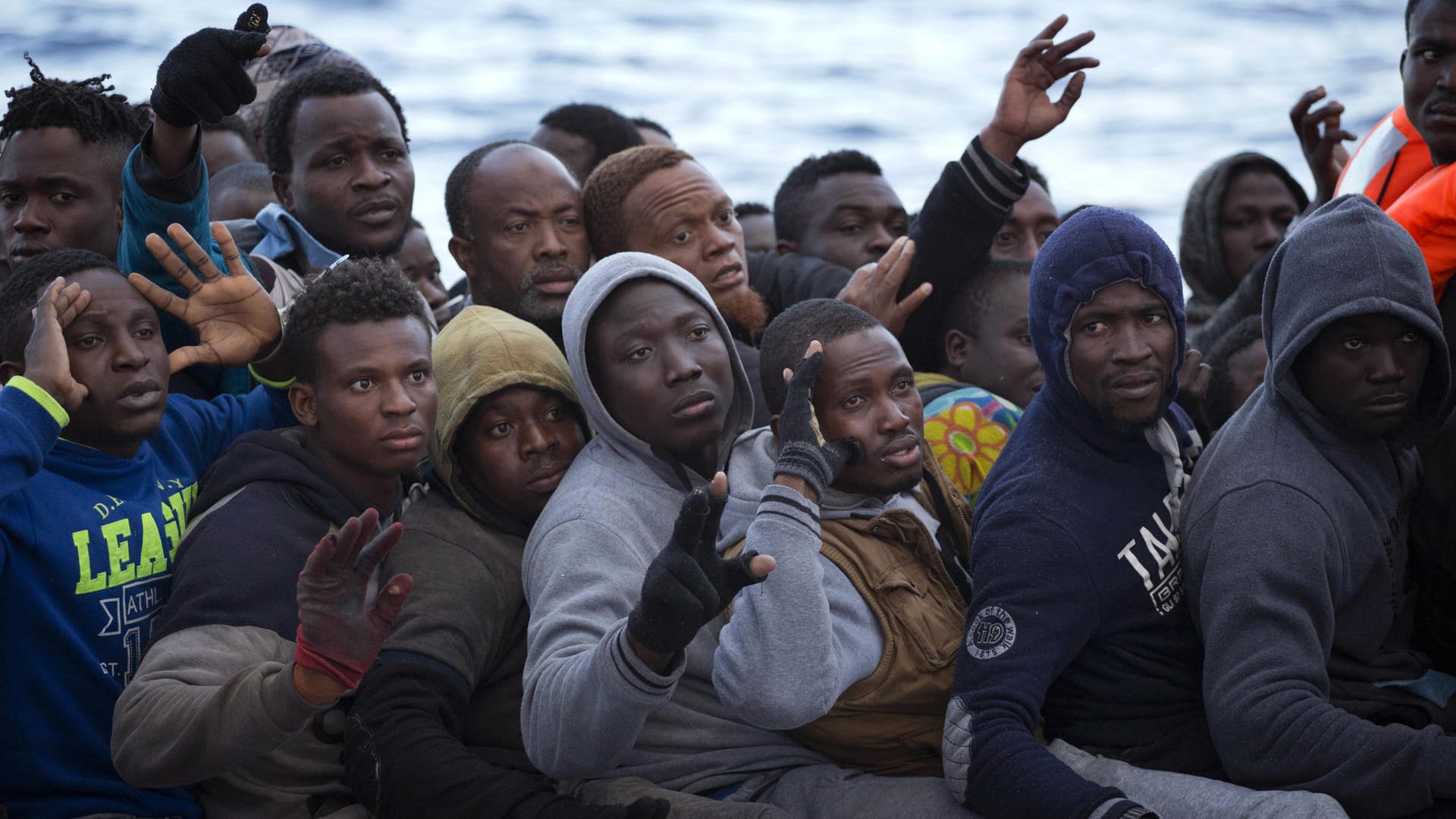 Zwar ist die Zahl der Menschen, die über die Mittelmeerroute fliehen, 2016 gesunken. Trotzdem ertranken im vergangenen Jahr laut UNHCR über 5000 Flüchtlinge im Mittelmeer. Zwar ist die Zahl der Menschen, die über die Mittelmeerroute fliehen, 2016 gesunken. Trotzdem ertranken im vergangenen Jahr laut UNHCR über 5000 Flüchtlinge im Mittelmeer.