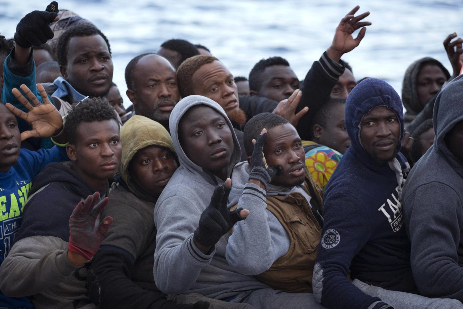Zwar ist die Zahl der Menschen, die über die Mittelmeerroute fliehen, 2016 gesunken. Trotzdem ertranken im vergangenen Jahr laut UNHCR über 5000 Flüchtlinge im Mittelmeer.
