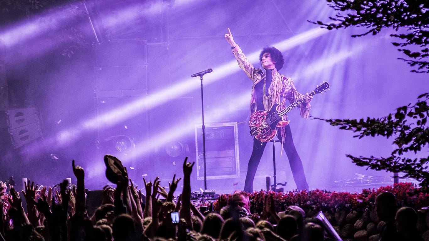 So schillernd bleibt er seinen Fans in Erinnerung: Prince bei einem seiner letzten Auftritte.