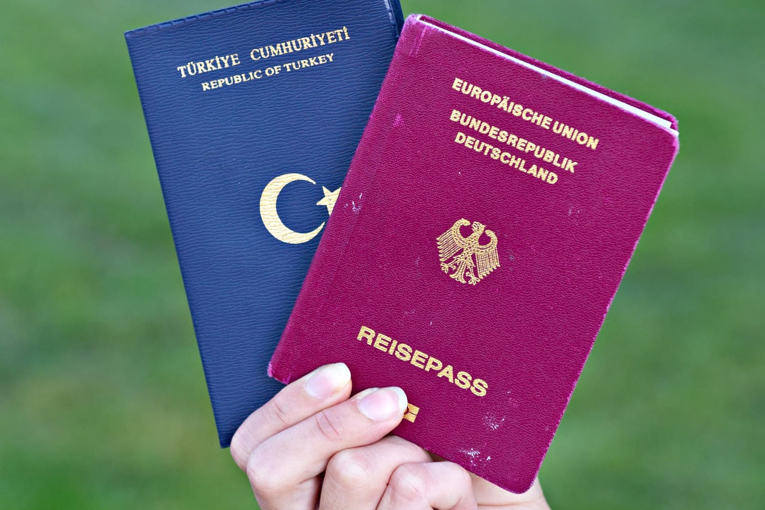 Zwischen 1,6 und 4,3 Millionen Menschen in Deutschland besitzen zwei gültige Pässe und damit die doppelte Staatsbürgerschaft.