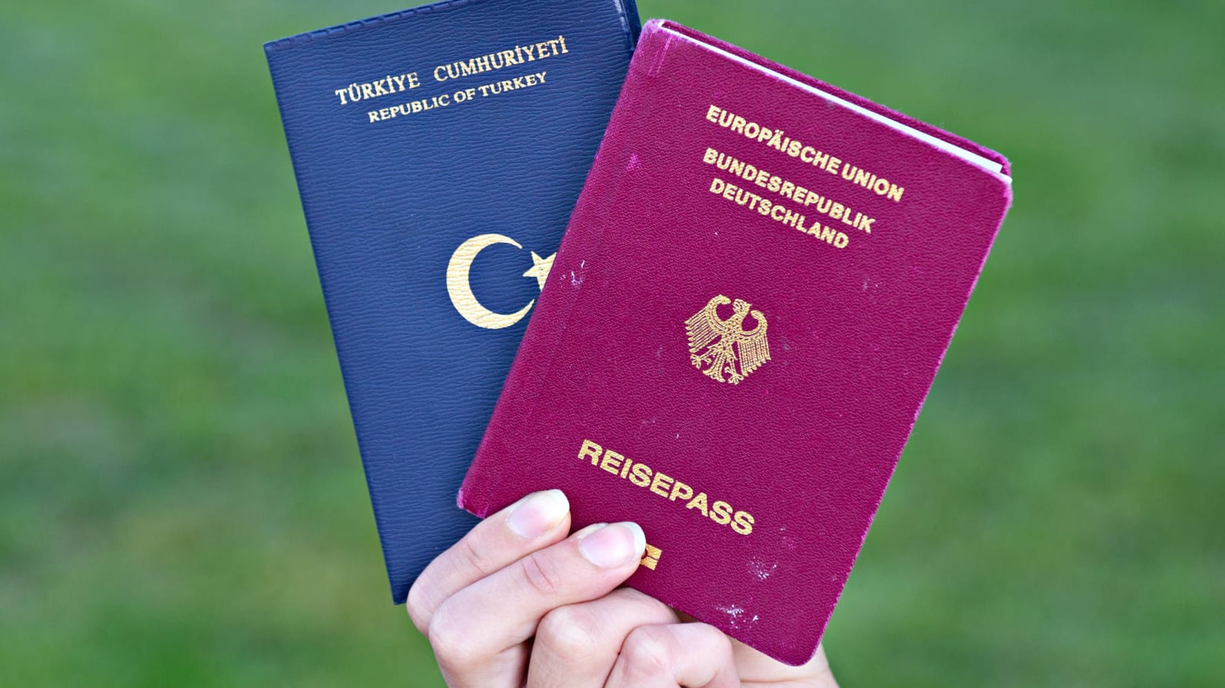 Zwischen 1,6 und 4,3 Millionen Menschen in Deutschland besitzen zwei gültige Pässe und damit die doppelte Staatsbürgerschaft. Zwischen 1,6 und 4,3 Millionen Menschen in Deutschland besitzen zwei gültige Pässe und damit die doppelte Staatsbürgerschaft.