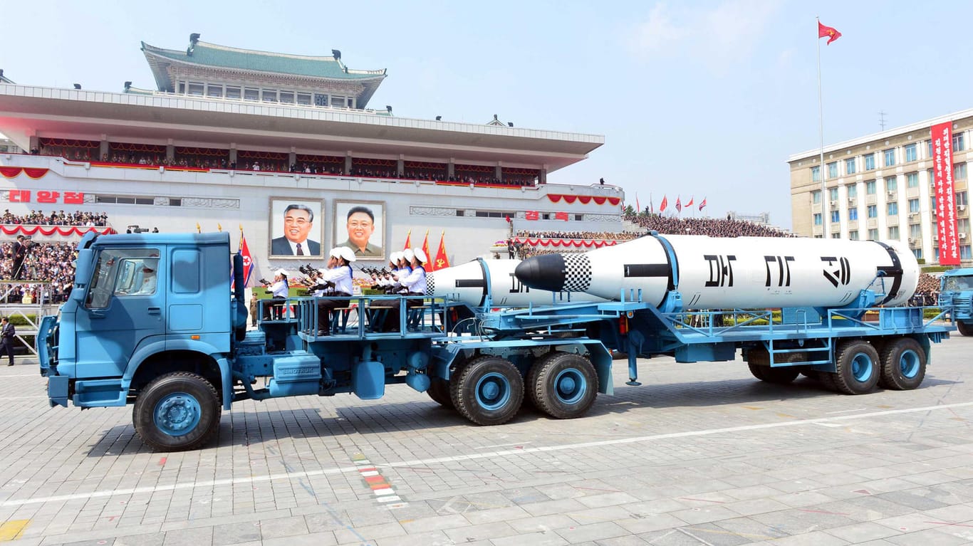Zum 105. Geburtstag von Staatsgründer Kim Il Sung präsentierte Nordkorea in der Hauptstadt Pjöngjang seine Raketenmodelle.
