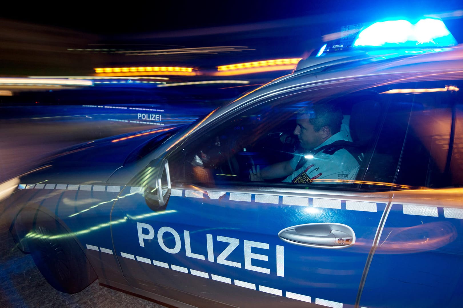 Ein Zeuge beobachtete die Tat und rief die Einsatzkräfte. Wenig später erlag der 23-Jährige seinen schweren Verletzungen.