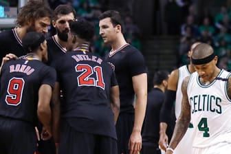 Boston Celtics Isaiah Thomas (r.) geht an Chicago Bulls Paul Zipser (2.v.r.) und dessen Teamkollegen vorbei.