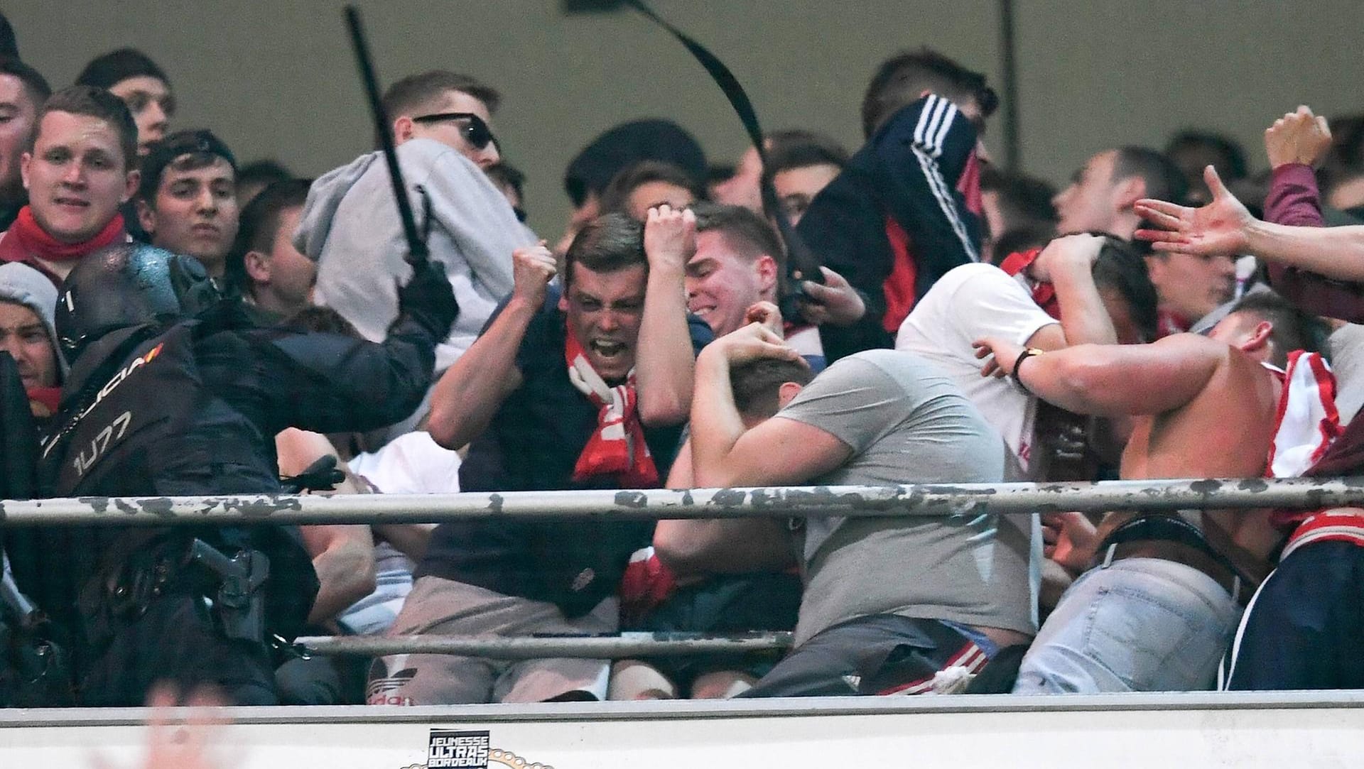 Schockierende Szenen: Die Madrider Polizei geht hart im Bayern-Fanblock vor.