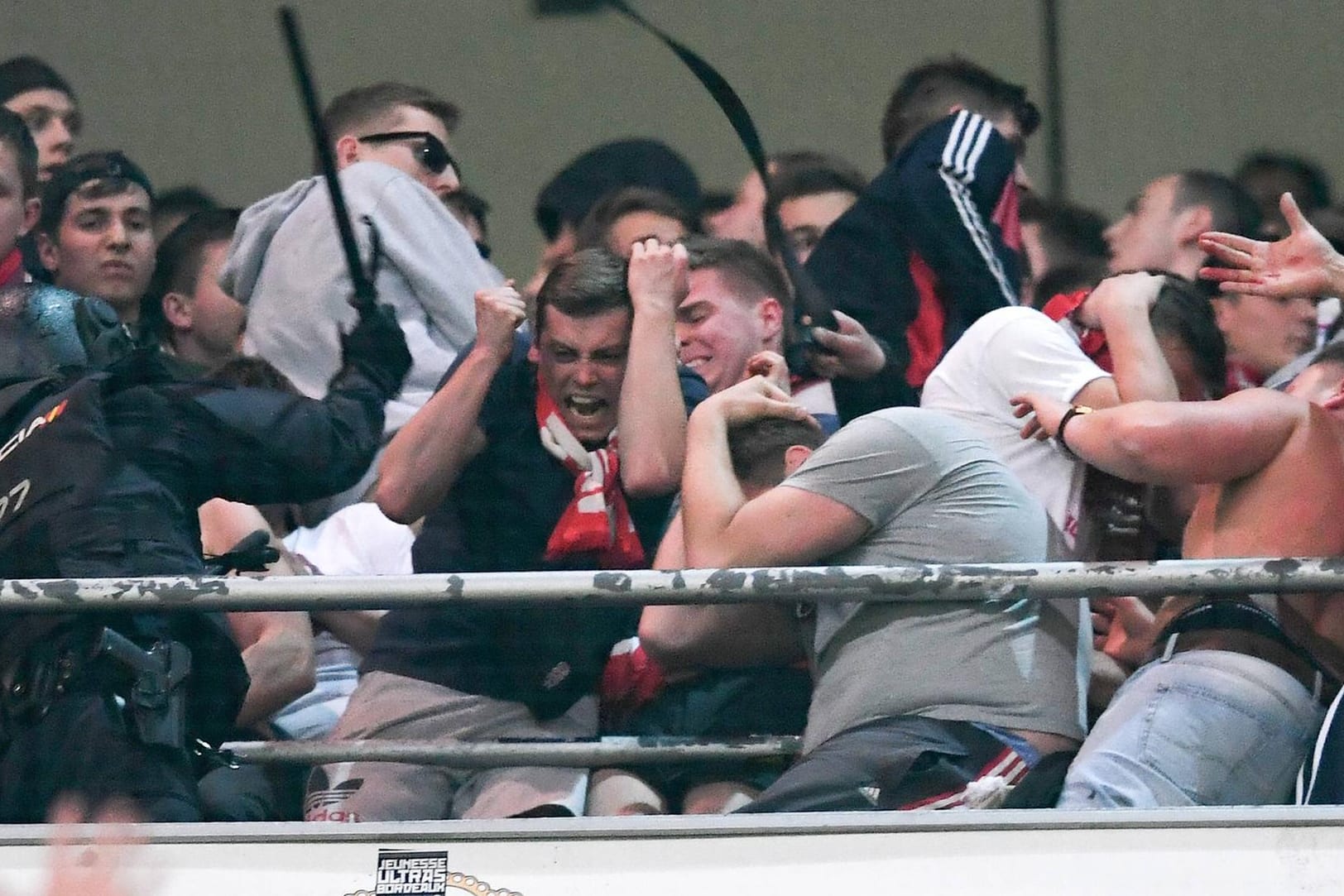 Schockierende Szenen: Die Madrider Polizei geht hart im Bayern-Fanblock vor.