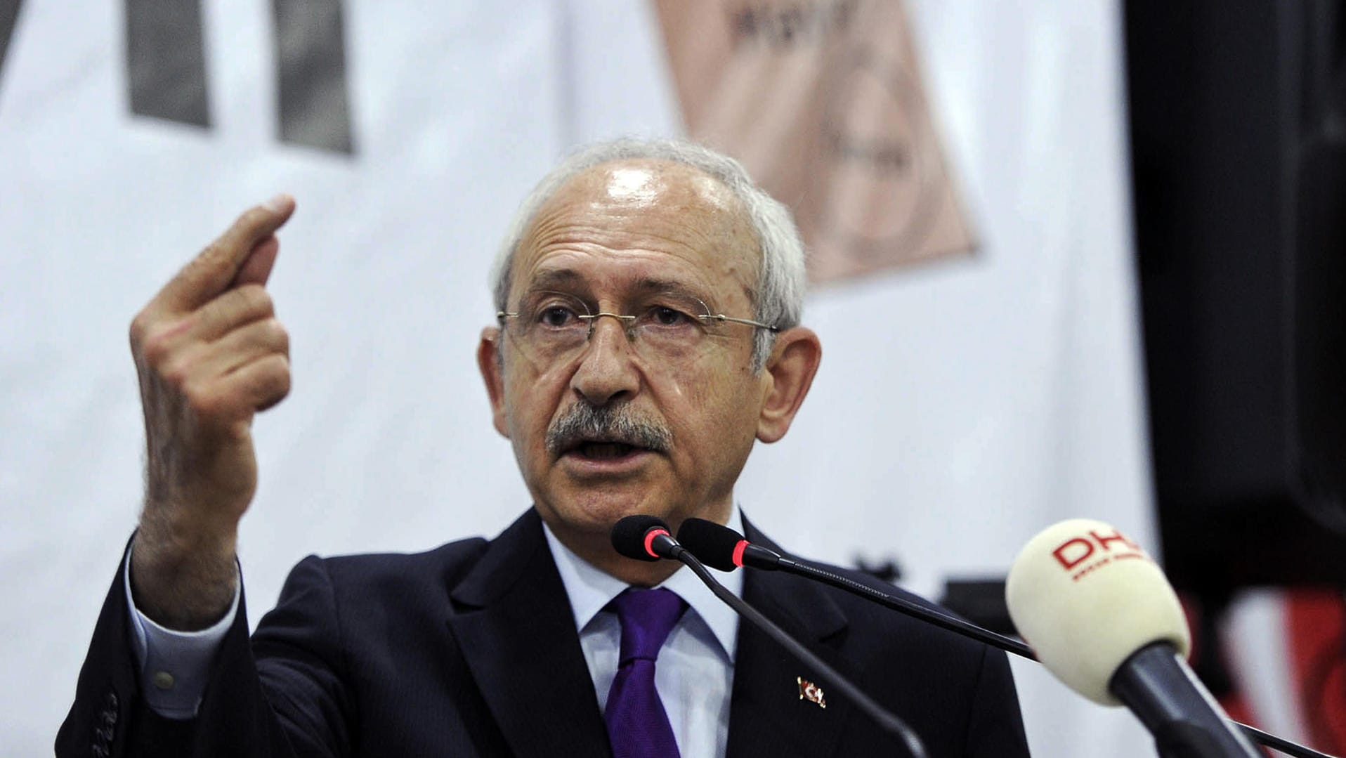 Der türkische Oppositionsführer und CHP-Chef Kemal Kilicdaroglu spricht (Türkei) bei der letzten Wahlkampfveranstaltung vor dem Referendum zu seinen Anhängern