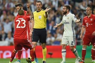 Wütend: Schiedsrichter Viktor Kassai (m.) zog mit seinen Entscheidungen den Unmut der Bayern-Stars auf sich.