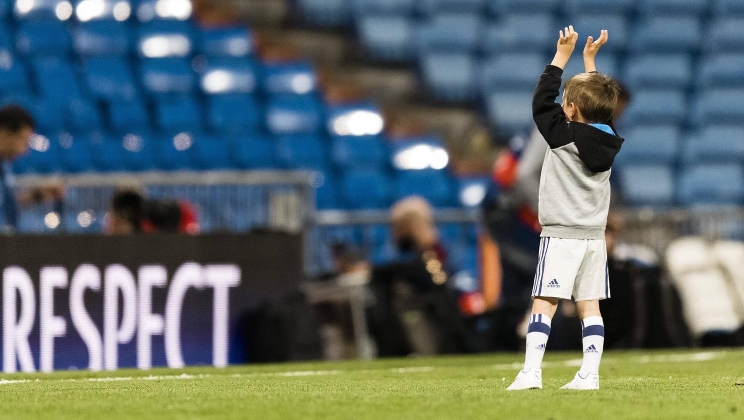 Der Sohn von Toni Kroos hatte dank den Fans der Bayern einen schönen Abend. Der Sohn von Toni Kroos hatte dank den Fans der Bayern einen schönen Abend.