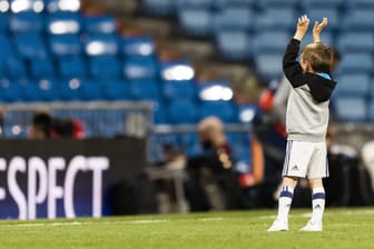 Der Sohn von Toni Kroos hatte dank den Fans der Bayern einen schönen Abend.