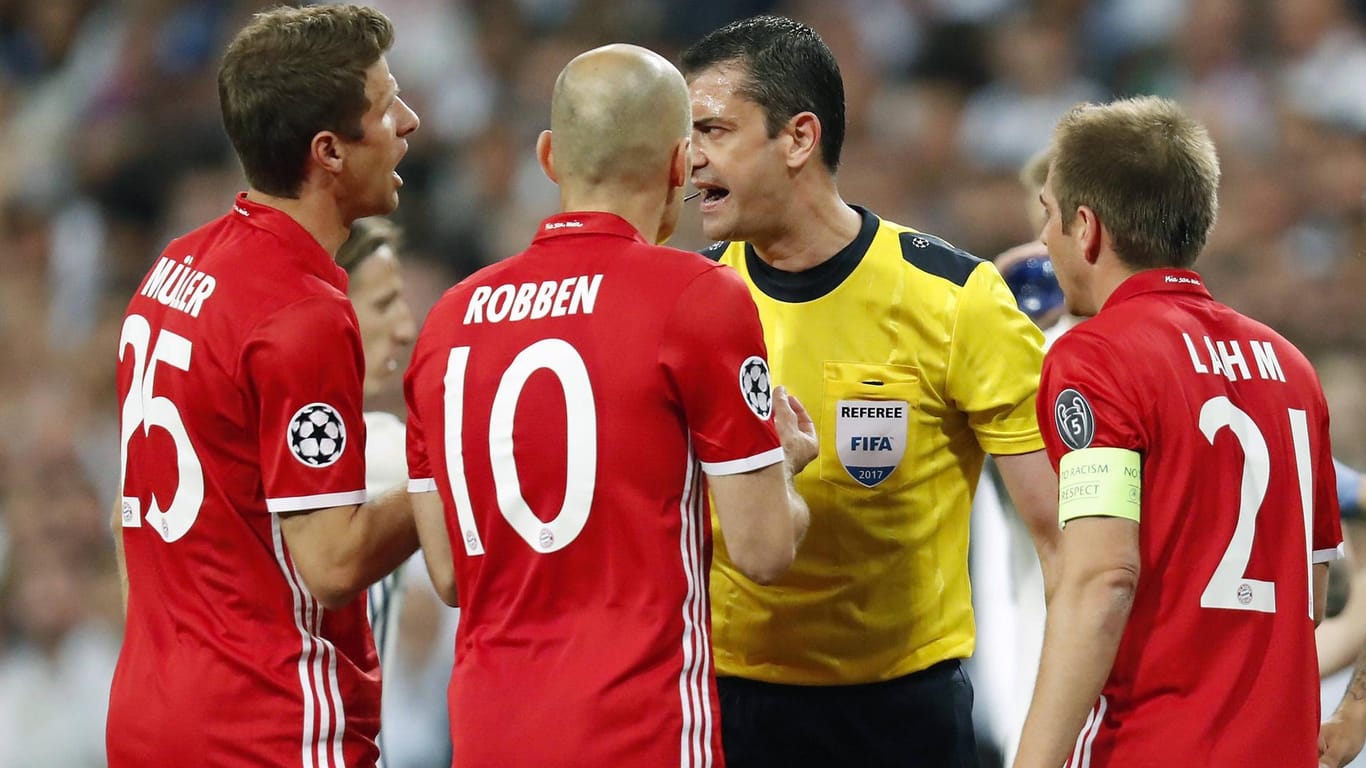 Umstrittene Entscheidungen: Thomas Müller, Arjen Robben und Philipp Lahm diskutieren mit Kassai.