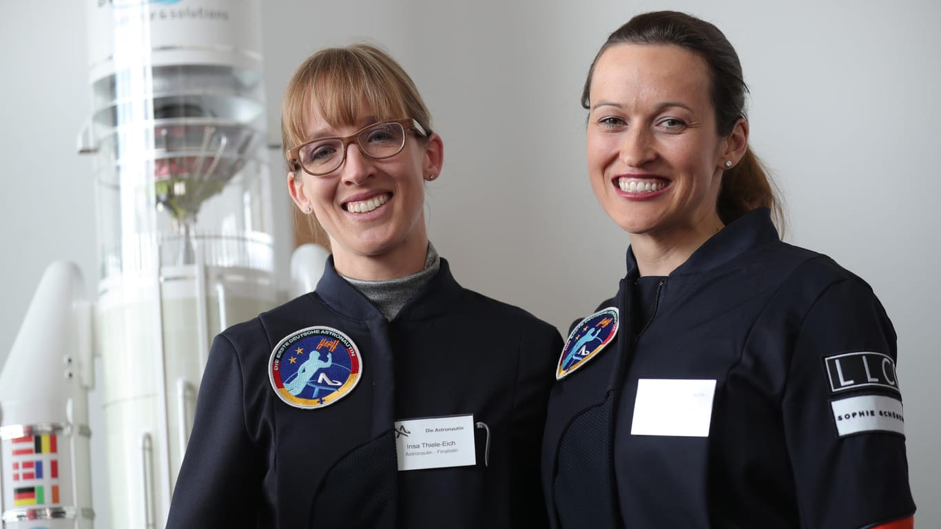 Die Gewinnerinnen des Wettbewerbs «Die Astronautin» Insa Thiele-Eich (l) und Nicola Baumann werden in Berlin bekanntgegeben. Bis 2020 sollen die beiden Frauen fit für einen Flug zur ISS gemacht werden.