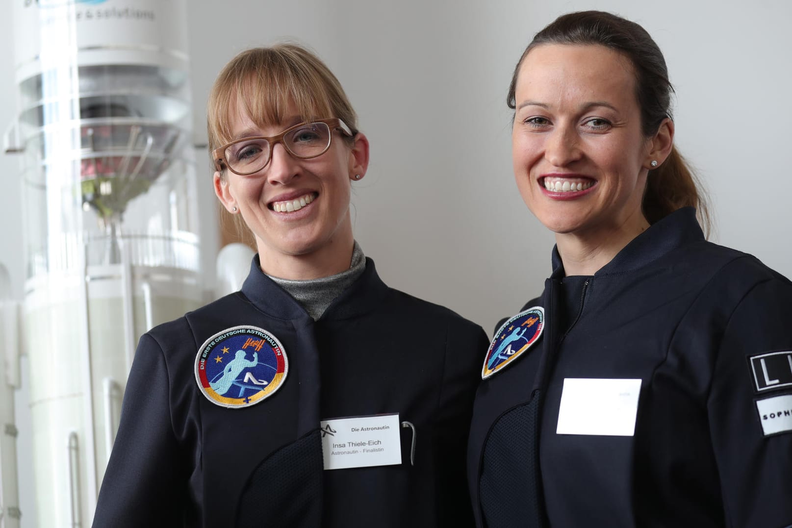 Die Gewinnerinnen des Wettbewerbs «Die Astronautin» Insa Thiele-Eich (l) und Nicola Baumann werden in Berlin bekanntgegeben. Bis 2020 sollen die beiden Frauen fit für einen Flug zur ISS gemacht werden.