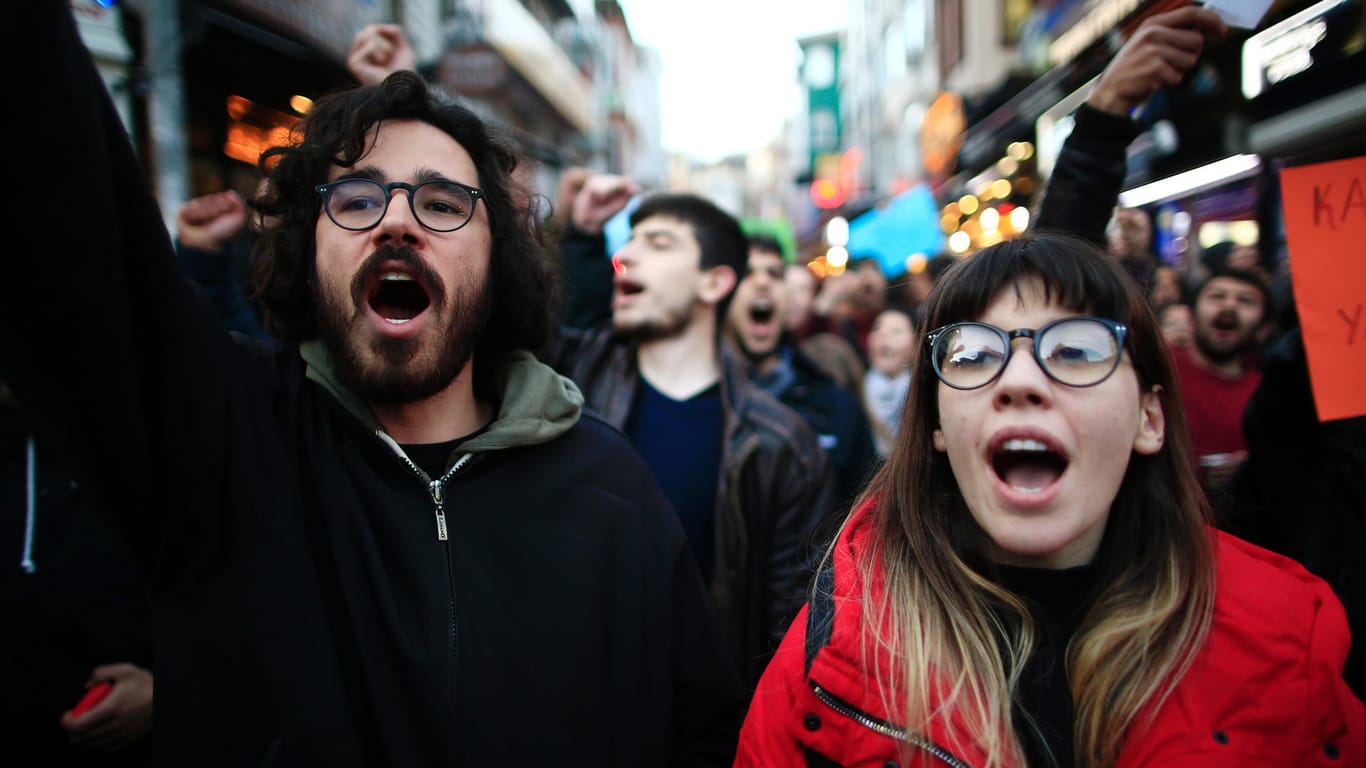 Anhänger der "Nein"-Bewegung protestieren am 18.04.2017 in Istanbul (Türkei) gegen das Ergebnis des Referendums.