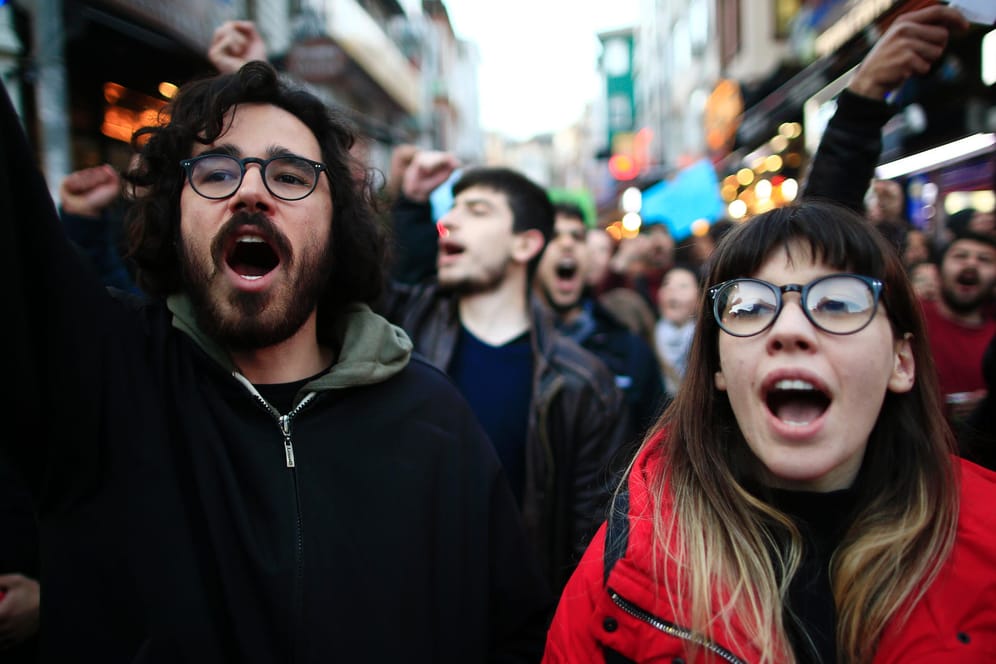 Anhänger der "Nein"-Bewegung protestieren am 18.04.2017 in Istanbul (Türkei) gegen das Ergebnis des Referendums.