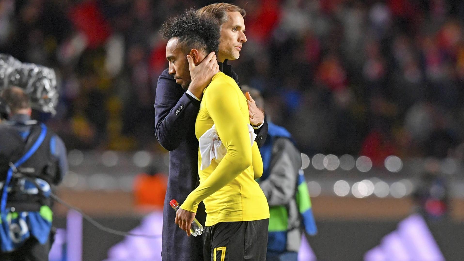 Bewegt: BVB-Trainer Thomas Tuchel nimmt den enttäuschten Pierre-Emerick Aubameyang nach dem 1:3 in Monaco in den Arm. Bewegt: BVB-Trainer Thomas Tuchel nimmt den enttäuschten Pierre-Emerick Aubameyang nach dem 1:3 in Monaco in den Arm.