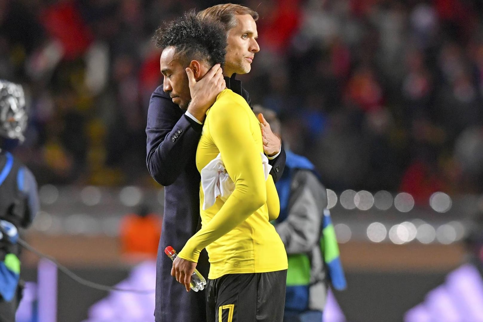 Bewegt: BVB-Trainer Thomas Tuchel nimmt den enttäuschten Pierre-Emerick Aubameyang nach dem 1:3 in Monaco in den Arm.