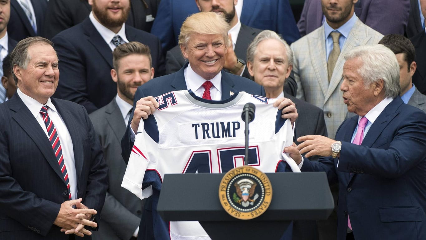 Donald Trump erhielt ein eigenes Trikot, überreicht von Patriots-Eigentümer Kraft (r.).