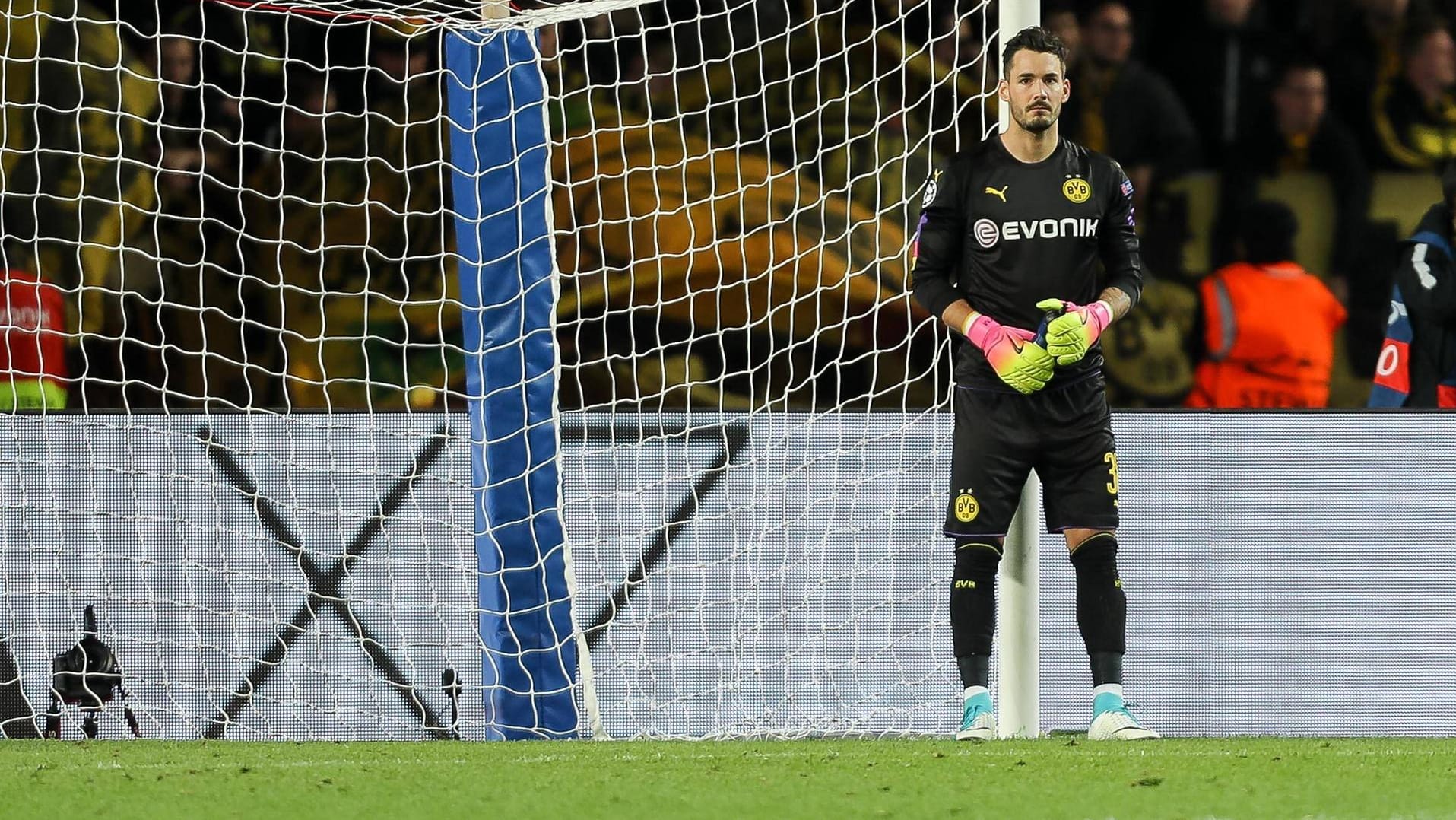 Bedient: BVB-Keeper Roman Bürki.