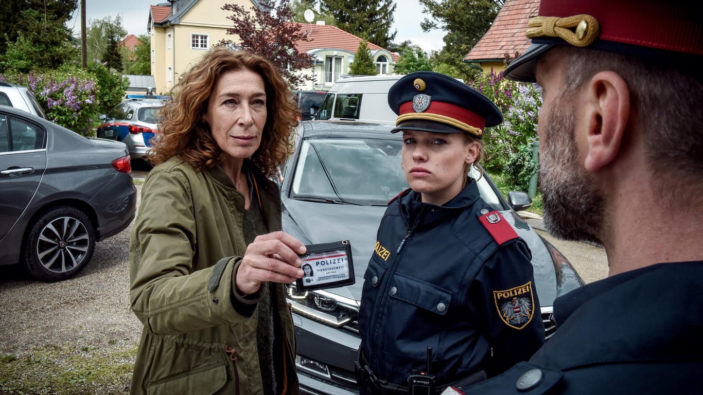 Bibi (Adele Neuhauser) gerät zum ersten Mal mit Polizei-Ausbilder Nowak aneinander.