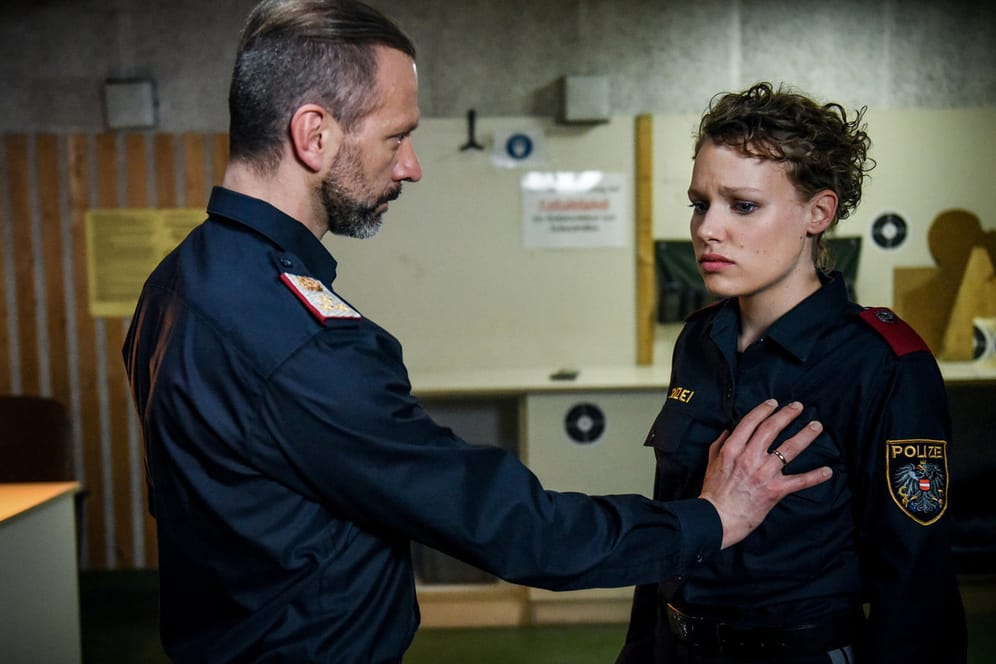 Ausbilder Nowak (Simon Hatzl) belästigt die Polizeianwärterin Humbold (Julia Richter).