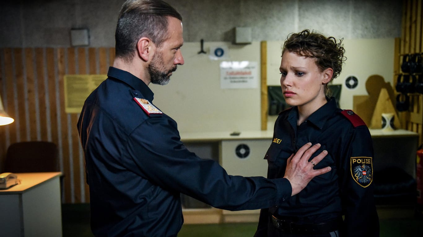 Ausbilder Nowak (Simon Hatzl) belästigt die Polizeianwärterin Humbold (Julia Richter).