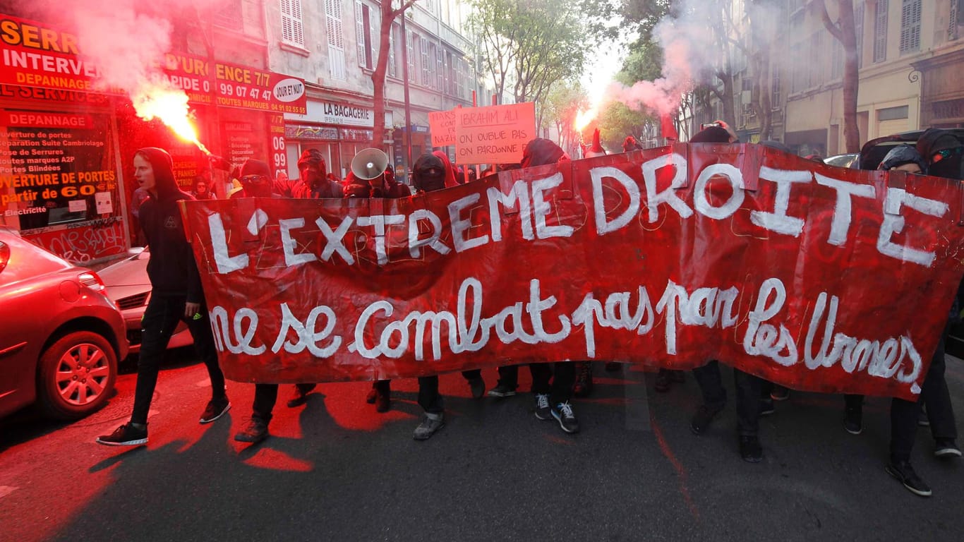 Linke Demonstranten zogen mit Signalfackeln durch Marseille.