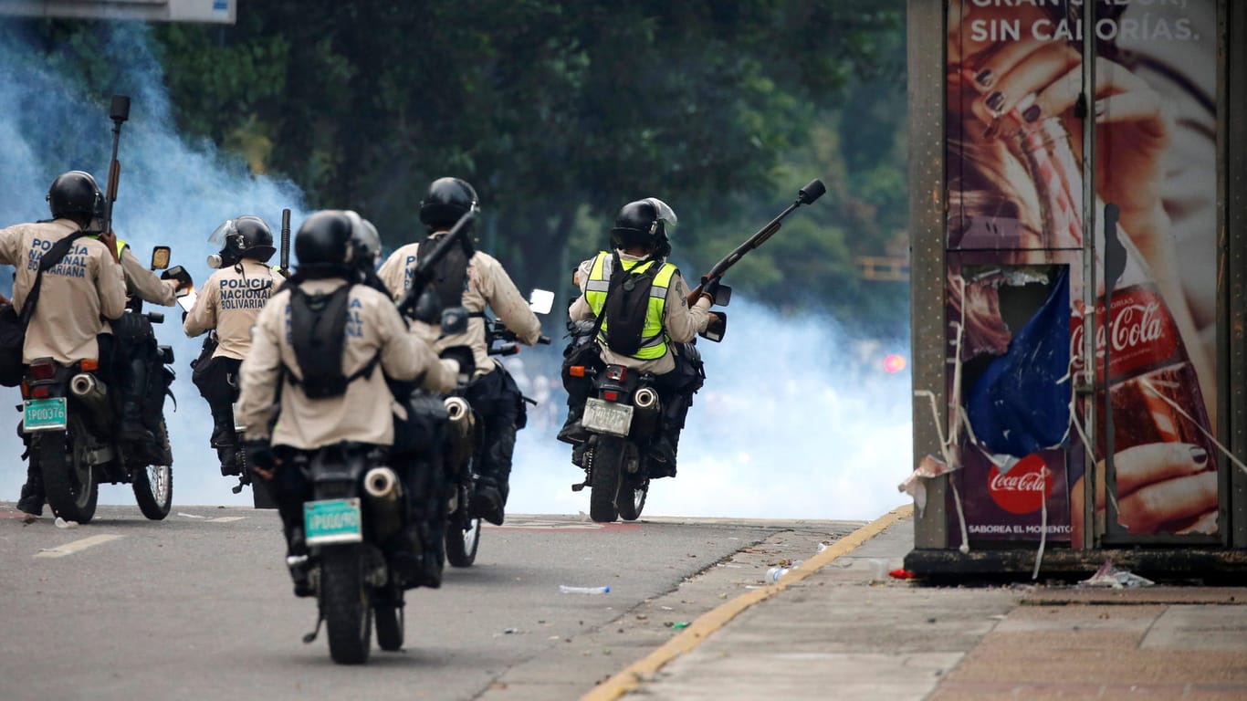 Polizisten und Milizen auf Motorrädern verbreiten unter Regierungsgegnern Angst und Schrecken.