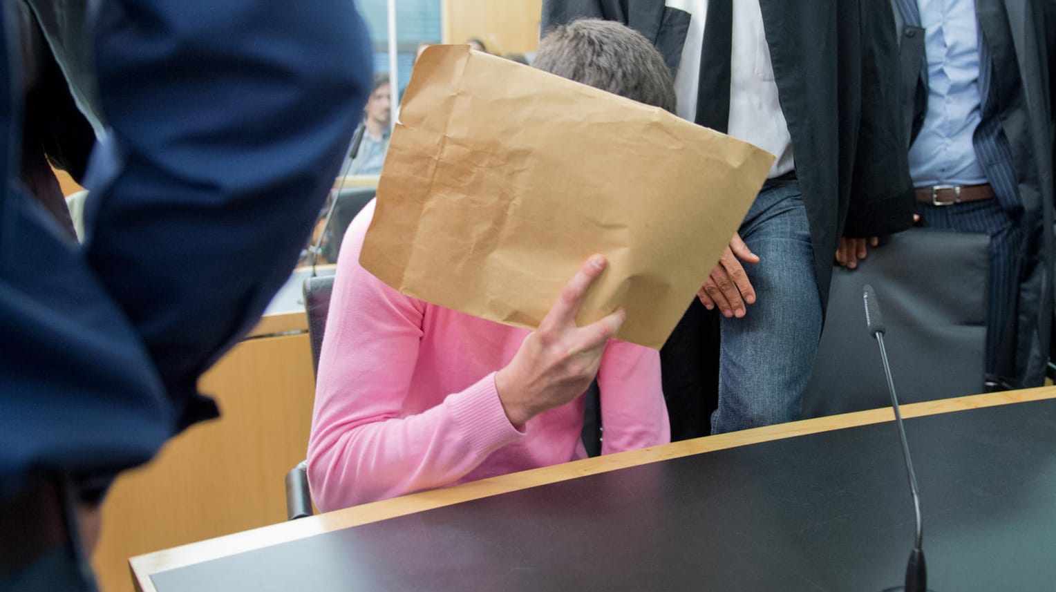 Sanel M. im Verhandlungssaal im Landgericht in Darmstadt