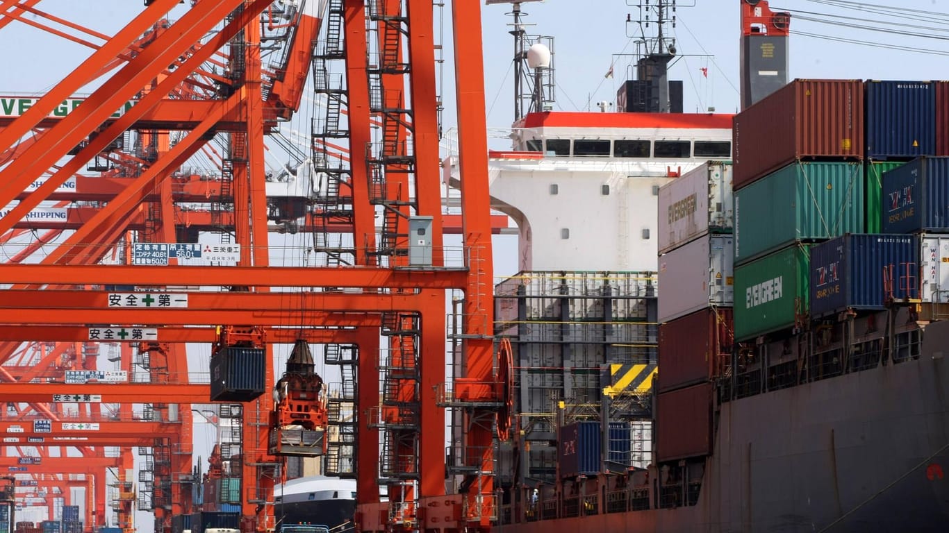 Eins von vielen Frachtschiffen wird im Hafen von Tokio beladen.