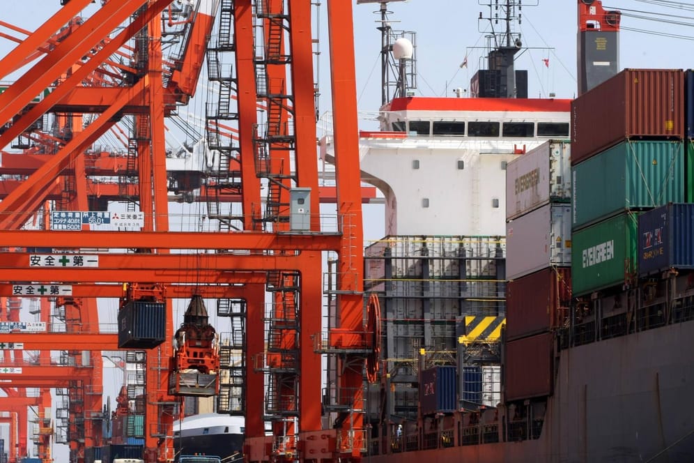 Eins von vielen Frachtschiffen wird im Hafen von Tokio beladen.