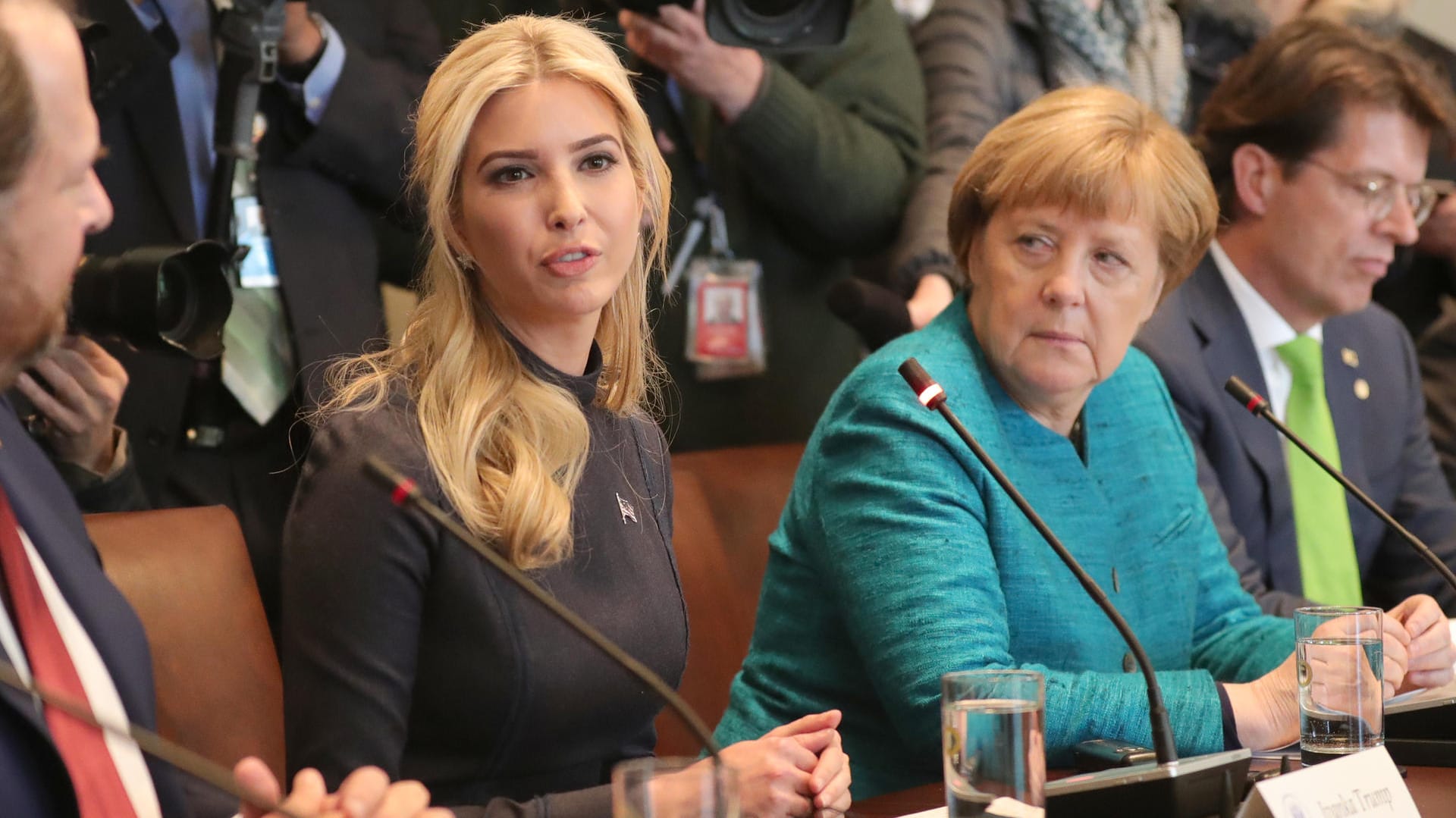 Als Beraterin für ihren Vater und den US-Präsidenten Donald Trump traf Ivanka im März auf Angela Merkel. Nächste Woche wird sie Deutschland bereisen. Als Beraterin für ihren Vater und den US-Präsidenten Donald Trump traf Ivanka im März auf Angela Merkel. Nächste Woche wird sie Deutschland bereisen.