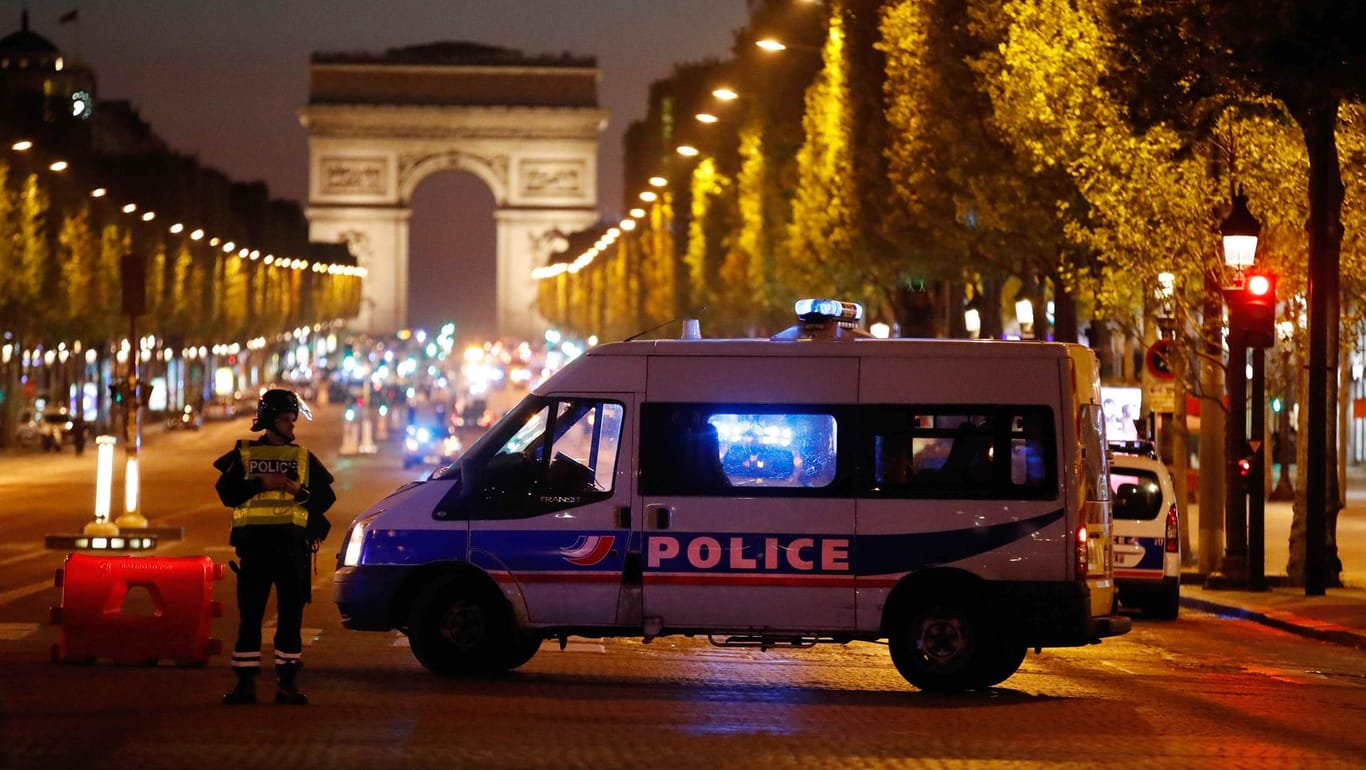 Die Polizei sichert die Champs-Élysées nachdem ein Polizist bei einer Schießerei getötet wurde.