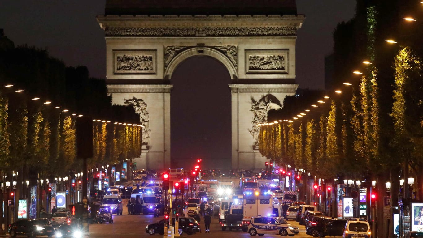 Die Prachtstraße Champs Elysees ist nach dem tödlichen Angriff auf Polizisten von Sicherheitskräften besetzt.