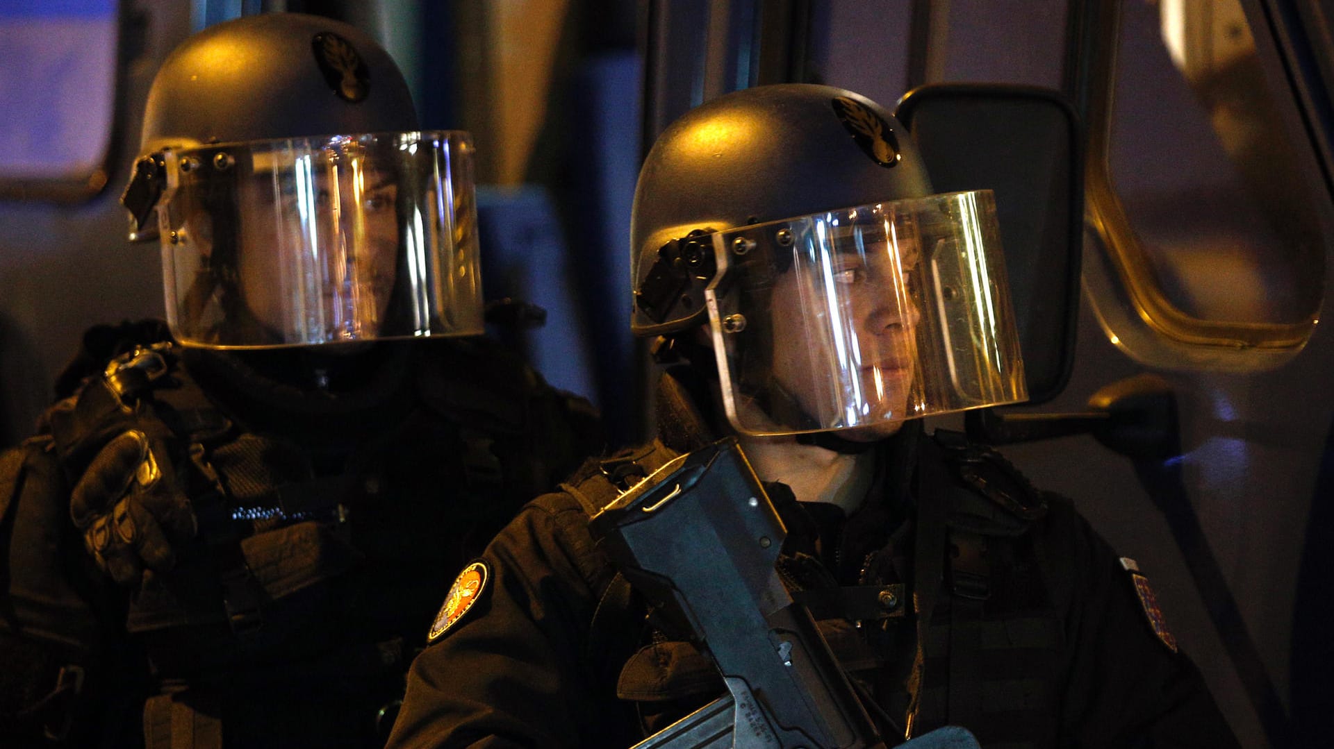 Die Champs-Élysées waren am späten Abend weiträumig abgesperrt, ein Hubschrauber kreiste über der Szene. Zahlreiche Polizisten waren im Einsatz, auch Soldaten waren vor Ort.