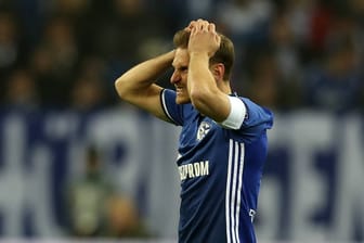 Schalke-Kapitän Benedikt Höwedes ist nach dem Schlusspfiff frustriert.