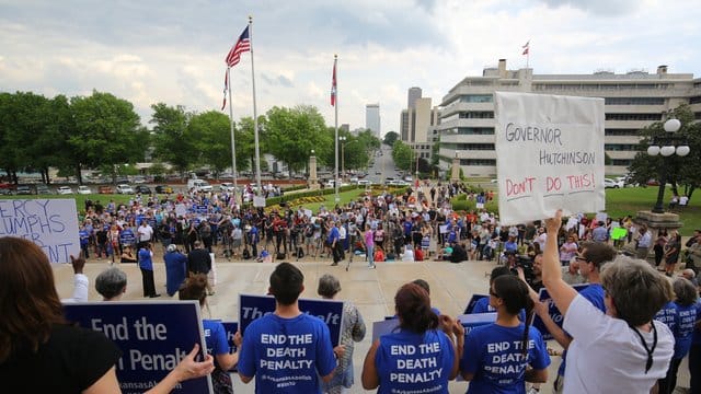 Noch vor wenigen Tagen protestierten Personen gegen eine geplante Serie von Hinrichtungen im US-Bundesstaat Arkansas vor dem Parlamentsgebäude in Little Rock. Noch vor wenigen Tagen protestierten Personen gegen eine geplante Serie von Hinrichtungen im US-Bundesstaat Arkansas vor dem Parlamentsgebäude in Little Rock.
