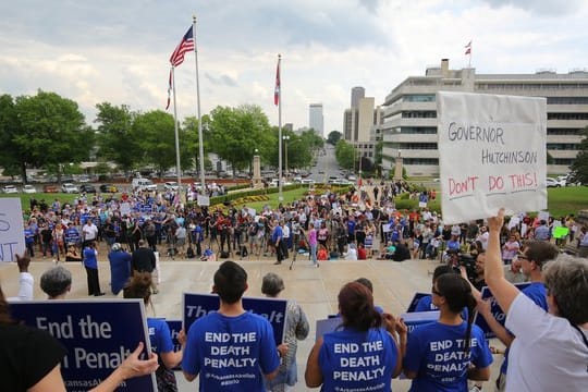 Noch vor wenigen Tagen protestierten Personen gegen eine geplante Serie von Hinrichtungen im US-Bundesstaat Arkansas vor dem Parlamentsgebäude in Little Rock.