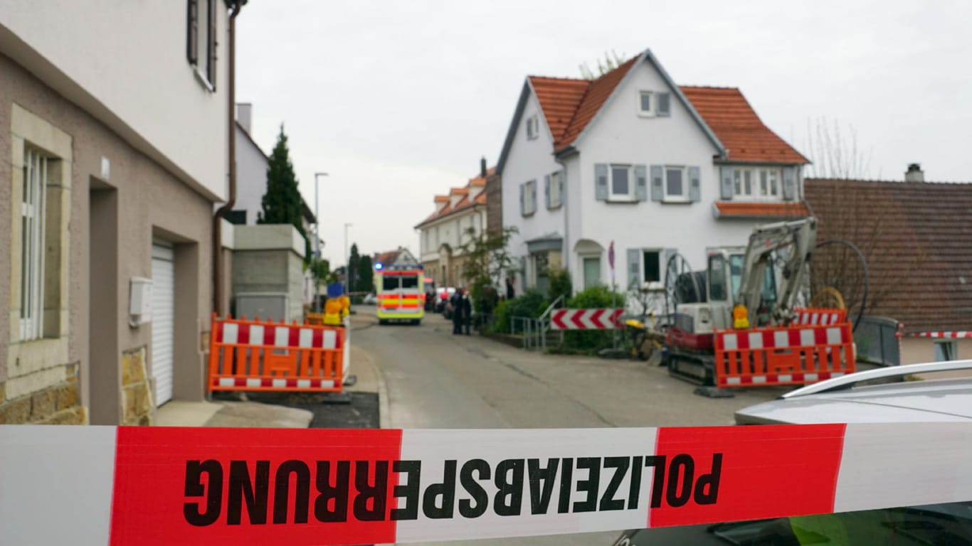 Die Polizei sichert den Tatort in Unterensingen (Kreis Esslingen), wo Ermittler die Leichen von zwei Kindern gefunden haben.