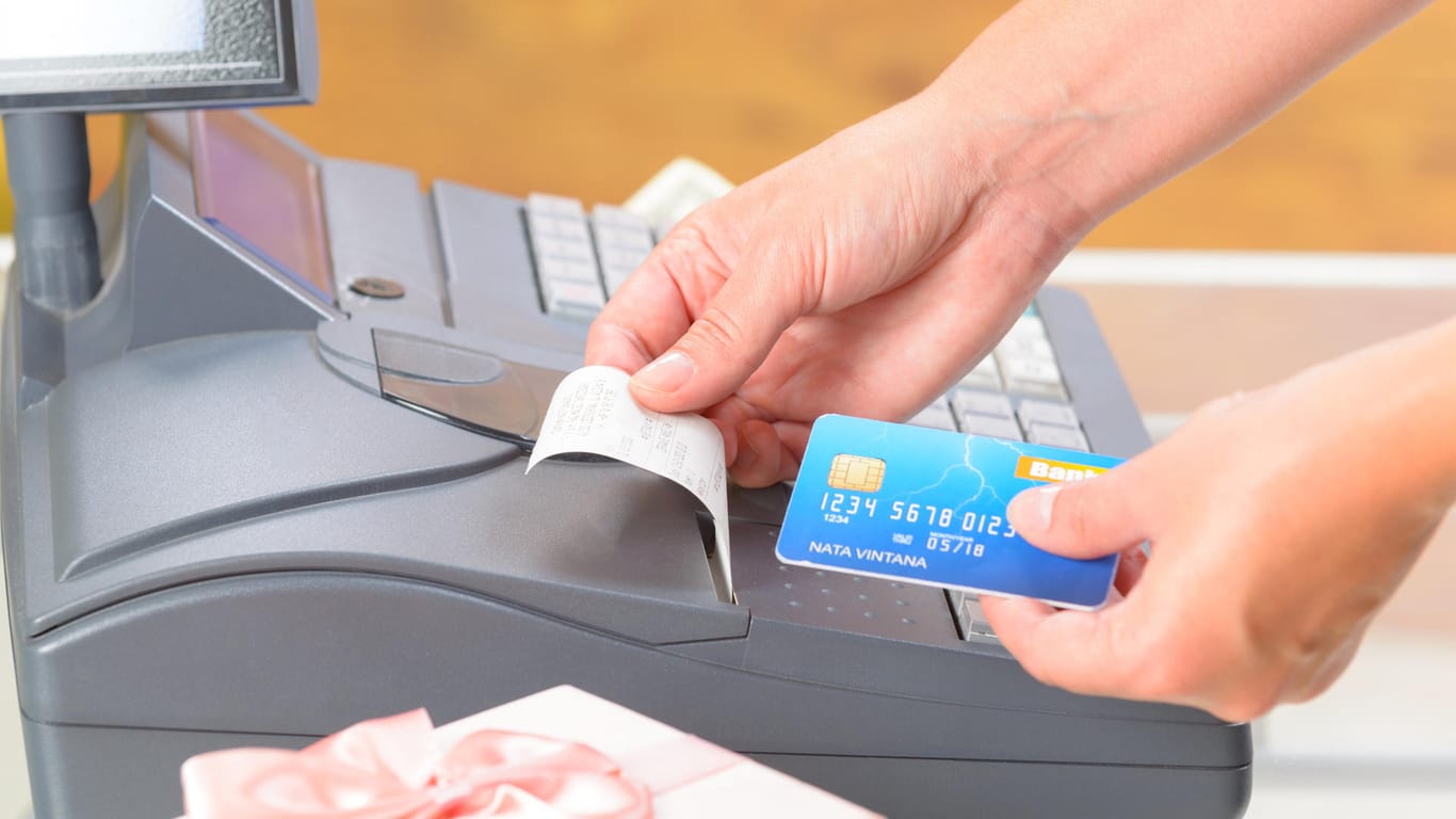 Bezahlen mit EC-Karte: Die Unterschrift fürs Kartenzahlen kommt unter einen Text, der auch auf der Bon-Rückseite stehen kann.