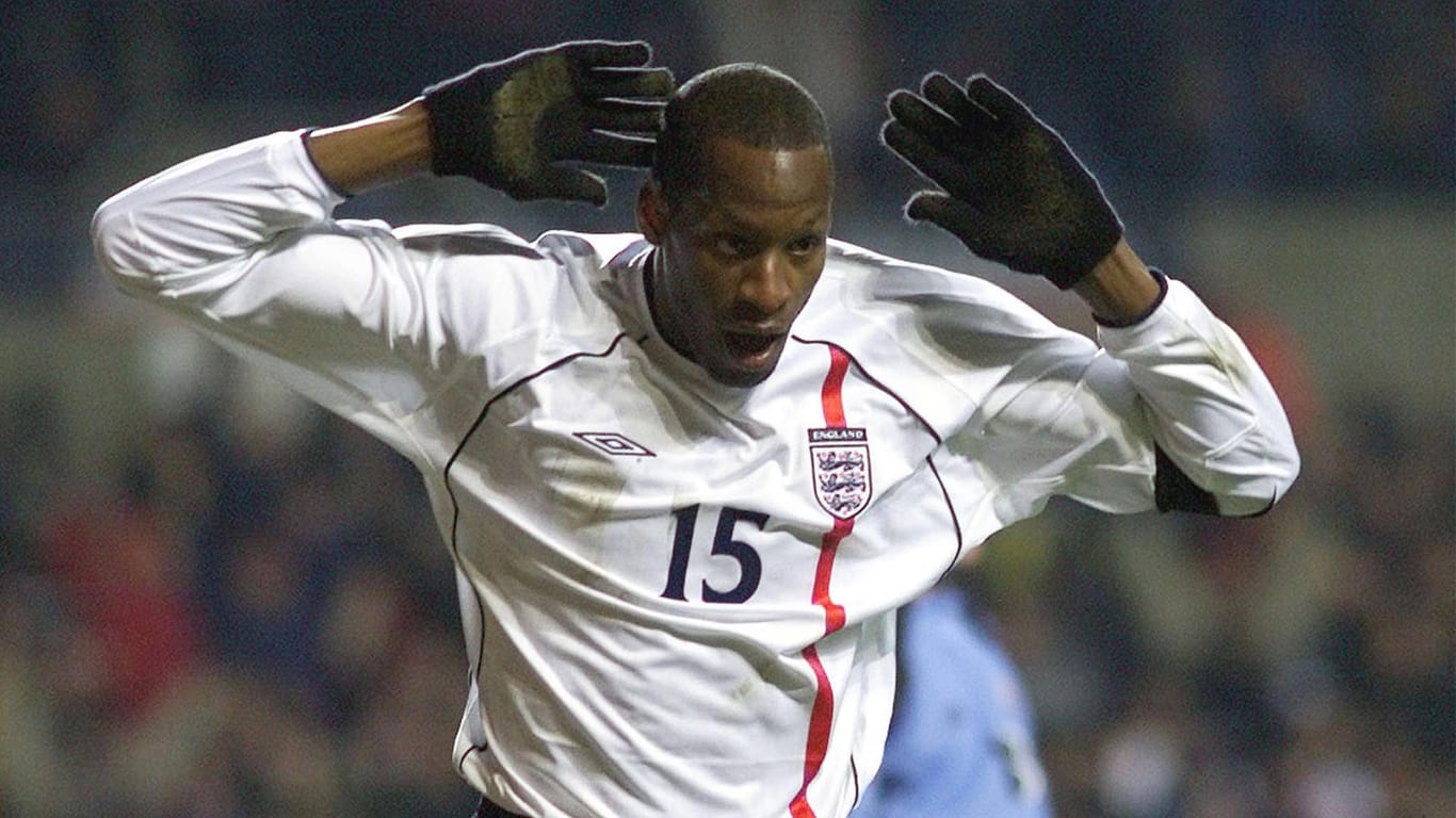 Ugo Ehiogu 2001 im Trikot der englischen Nationalmannschaft.